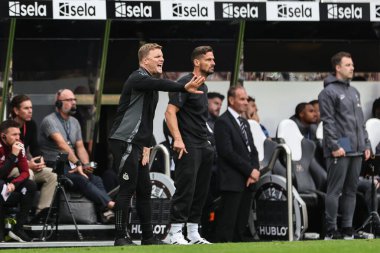 Newcastle United takımının teknik direktörü Eddie Howe, 1 Eylül 2024 'te St. James' s Park, Newcastle, İngiltere 'de oynanan Premier League maçı Newcastle United - Tottenham Hotspur maçında oyuncularına talimat verir.