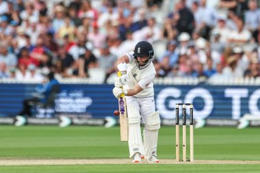 İngiltere 'den Ben Duckett, İngiltere - Sri Lanka 2. Rothesay Deneme Maçı' nda 30 Ağustos 2024 'te Londra Lords' ta bir güvenlik atışı yaptı.