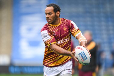 Huddersfield Giants takımının oyuncusu Leroy Cudjoe, 1 Eylül 2024 'te John Smith Stadyumu' nda oynanan 24. Huddersfield Süper Lig karşılaşması öncesinde ısınma turu öncesinde John Smith 'in St. Helens' e karşı.
