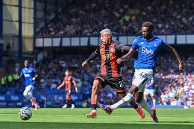 Everton 'dan Tim Iroegbunam, 31 Ağustos 2024' te Goodison Park, Liverpool 'da oynanan Premier League maçında topu çaprazlıyor.