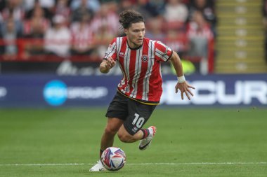 Sheffield United takımından Callum O 'Hare 1 Eylül 2024' te Bramall Lane, Sheffield, İngiltere 'de Sheffield United' a karşı oynanan Sky Bet Şampiyonası maçında topu düşürüyor.