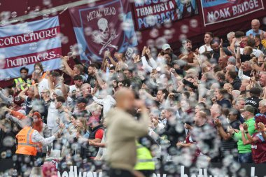 West Ham taraftarları Manchester City 'den Rben Dias' ın Premier League maçında kendi golünü atmasını kutluyor. West Ham United Manchester City 'ye karşı Londra Stadyumu, Londra, İngiltere, 31 Ağustos 2024