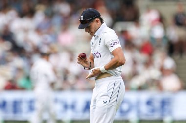 İngiltere 'den Matthew Potts, İngiltere' ye karşı Sri Lanka 2. Rothesay Deneme Maçı 'nda 30 Ağustos 2024' te Londra Lords 'ta topu teftiş eder.