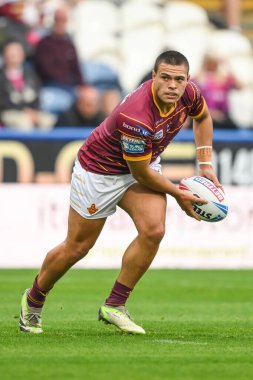 Huddersfield Giants takımından Tui Lolohea, 1 Eylül 2024 'te John Smith' in Stadyumu 'nda oynanan 24. Huddersfield Giants - St Helens maçında maç yapıyor.