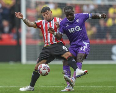 Sheffield United 'dan Gustavo Hamer ve Watford' dan Moussa Sissoko, 1 Eylül 2024 'te Bramall Lane, Sheffield, Birleşik Krallık' ta oynanan Sky Bet Şampiyonası maçında top için savaştılar.