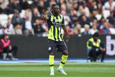 Manchester City 'den Jrmy Doku, Premier League maçında takım talimatlarını veriyor. West Ham United, Manchester City' ye karşı Londra Stadyumu 'nda, 31 Ağustos 2024.