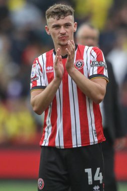 Sheffield United 'dan Harrison Burrows, Sheffield United taraftarlarını 1 Eylül 2024' te Bramall Lane, Sheffield, İngiltere 'de oynanan Sky Bet Şampiyonası maçından sonra alkışlıyor.