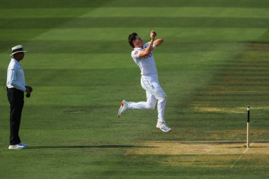 İngiltere 'den Matthew Potts, İngiltere - Sri Lanka 2. Rothesay Deneme Maçı' nda 1 Eylül 2024 'te Londra Lords' ta bovling oynuyor.