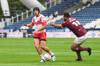 St. Helens takımından Jonny Lomax, 1 Eylül 2024 'te John Smith' in Stadyumu 'nda oynanan 24. Huddersfield Giants-St Helens maçında topu önde götürüyor.