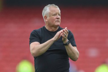 Sheffield United 'ın Chris Wilder teknik direktörü, Sheffield United taraftarlarını 1 Eylül 2024' te Bramall Lane, Sheffield, İngiltere 'de oynanan Sky Bet Şampiyonası maçından sonra alkışlıyor.