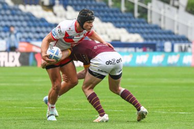 St. Helens takımından Jonny Lomax, 1 Eylül 2024 'te John Smith Stadyumu' nda oynanan Betfred Süper Lig 24. Raundda Huddersfield Giants-St Helens maçında Huddersfield Giants 'dan Adam Clune ile karşı karşıya geldi.
