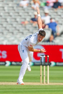 İngiltere 'den Matthew Potts, İngiltere - Sri Lanka 2. Rothesay Deneme Maçı' nda 1 Eylül 2024 'te Londra Lords' ta bovling oynuyor.