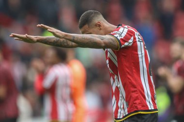 Sheffield United takımından Vinicius Souza, 1 Eylül 2024 'te İngiltere' nin Sheffield Lane kentinde oynanan Sky Bet Şampiyonası maçından sonra taraftarlarıyla kutlama yapıyor.