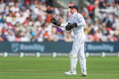 İngiltere - Sri Lanka 2. Rothesay Deneme Maçı 4. Lords, Londra, İngiltere, 1 Eylül 2024 'te oynanan karşılaşmada topu İngiltere' den Jamie Smith geçiyor.