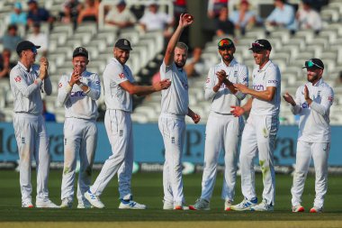 İngiltere 'den Gus Atkinson, 1 Eylül 2024' te Londra Lords 'da oynanan 2. Rothesay Test Maçı' nda İngiltere ve Sri Lanka maçlarında takımıyla bir oyuncuyu kutluyor.