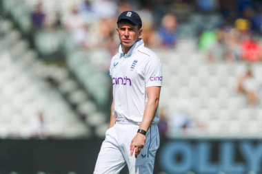 İngiltere 'den Dan Lawrence 1 Eylül 2024' te Lords, Londra, İngiltere 'de düzenlenen 2. Rothesay Deneme Maçı' na bakıyor.