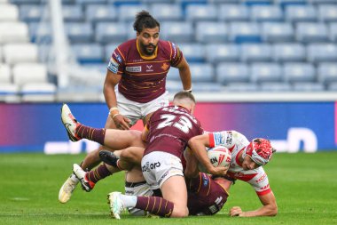 Huddersfield Giants 'tan Chris Hill ve Huddersfield Giants' tan Olly Russell, Betfred Süper Lig 24. Raundu 'nda Huddersfield Giants' a karşı St Helens 'ın John Smith Stadyumu, Huddersfield, United Kingdo' daki maçında Harry Robertson 'ı yendi.