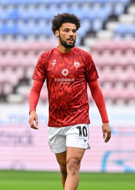 Morecambe 'den Lee Angol, Bristol Street Motors Kupası' nın 3 Eylül 2024 'te Wigan Atletizm Morecambe' ye karşı DW Stadyumu 'nda oynanacak karşılaşması öncesinde ısınıyor.