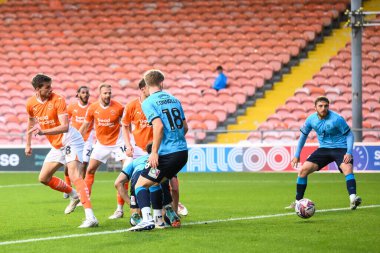 Blackpool 'dan Jake Beesley, Bristol Street Motors Kupası' nda Bloomfield Road, Blackpool, İngiltere 'de oynanan Blackpool-Crewe Alexandra maçında kaleye doğru topu iyileştiriyor.