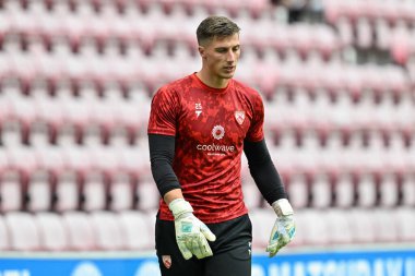 Morecambe 'den Stuart Moore, 3 Eylül 2024' te İngiltere 'nin Wigan Stadyumu' nda oynanan Bristol Street Motors Kupası karşılaşması öncesinde ısınıyor.