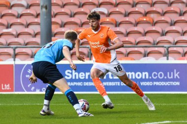 Blackpool 'dan Jake Beesley, Bristol Street Motors Kupası' nda Bloomfield Road, Blackpool, İngiltere 'de oynanan Blackpool-Crewe Alexandra maçında topa vuruyor.