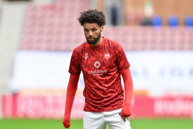 Morecambe 'den Lee Angol, Bristol Street Motors Kupası' nın 3 Eylül 2024 'te Wigan Atletizm Morecambe' ye karşı DW Stadyumu 'nda oynanacak karşılaşması öncesinde ısınıyor.