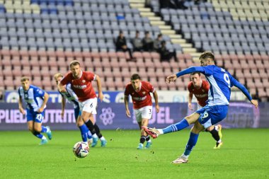 Wigan Athletic takımından Joe Hugill, Bristol Street Motors Kupası 'nda Wigan Athletic' in Morecambe 'ye karşı oynadığı 3 Eylül 2024' te Wigan Stadyumu 'nda 1-1' lik skorla gol attı.