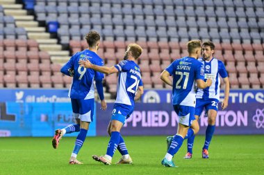 Wigan Athletic takımından Joe Hugill, Bristol Street Motors Kupası 'nda Wigan Athletic' in Morecambe 'ye karşı oynadığı 3 Eylül 2024' te Wigan Stadyumu 'nda 1-1 kazanma hedefini kutluyor.