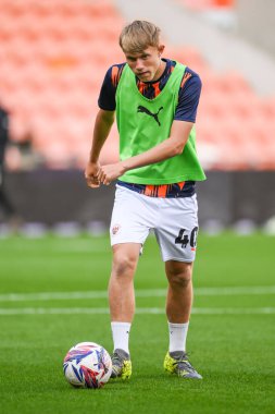 Blackpool 'dan Theo Upton Bristol Street Motors Kupası öncesi ısınma maçında Blackpool, Crewe Alexandra' ya karşı Bloomfield Road, Blackpool, İngiltere, 3 Eylül 2024