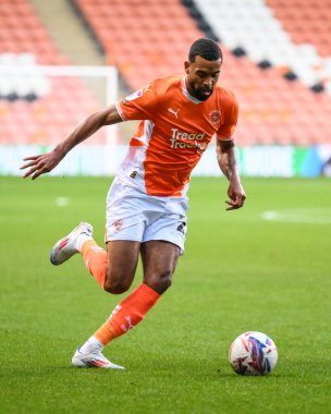 Blackpool 'dan CJ Hamilton, Bristol Street Motors Kupası' nda topu Bloomfield Road, Blackpool, İngiltere 'de oynanan Blackpool-Crewe Alexandra maçında attı.