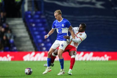 Birmingham City 'den Christoph Klarer, Bristol Street Motors Kupası karşılaşmasında Walsall' dan Reyes Cleary 'yi St. Andrew' s @ Knighthead Park, Birmingham, Birleşik Krallık, 3 Eylül 2024 'te durdurdu.