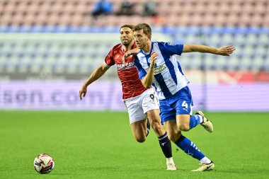 Wigan Athletic takımından Aimson, Bristol Street Motors Kupası 'nda Wigan Athletic ve Morecambe' nin 3 Eylül 2024 'te DW Stadyumu, Wigan, İngiltere' de oynanan karşılaşmasında Morecambe 'den Hallam Hope' u durduracak mı?