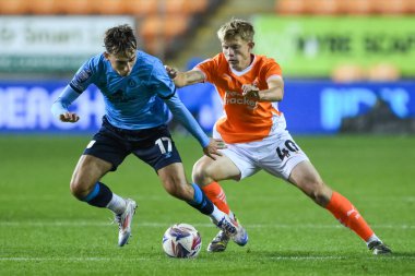 Crewe Alexandrad 'dan Mat Holek ve Blackpool' dan Theo Upton Bristol Street Motors Kupası 'nda Blackpool Crewe Alexandra' ya karşı Bloomfield Road, Blackpool, İngiltere 'de 3 Eylül 2024' de oynanan karşılaşmada top için mücadele ediyorlar.