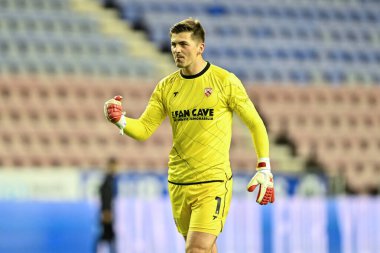 Morecambe 'den Harry Burgoyne, 3 Eylül 2024' te İngiltere 'nin Wigan Stadyumu' nda oynanan Bristol Street Motors Kupası karşılaşmasında tam zamanlı sonucu kutluyor.