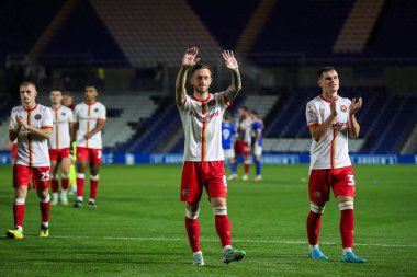 Walsall 'dan Charlie Leakin, 3 Eylül 2024' te Birmingham City 'nin St. Andrew' s @ Knighthead Park, Birmingham 'da Walsall' a karşı oynadığı Bristol Street Motors Kupası maçından sonra taraftarlara el sallıyor.