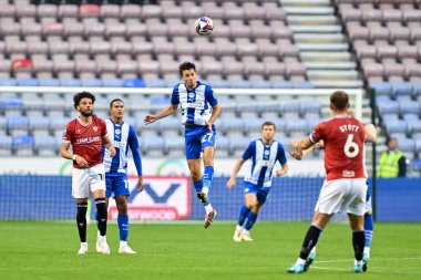 Wigan Atletizm takımından Kai Payne, Bristol Street Motors Kupası 'nda Wigan Athletic Morecambe' ye karşı 3 Eylül 2024 'te Wigan Stadyumu' nda oynanan karşılaşmada topa önderlik ediyor.