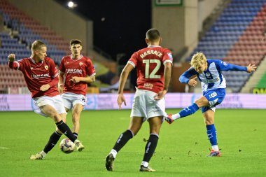 Wigan Athletic 'ten Matt Smith, Bristol Street Motors Kupası' nda Morecambe 'den Max Taylor tarafından engellendi. Wigan Athletic, Morecambe' ye karşı DW Stadyumu, Wigan, Birleşik Krallık, 3 Eylül 2024