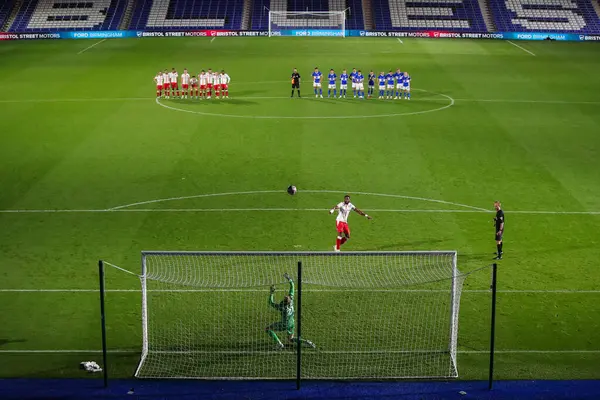 Walsall 'dan Jamille Matt penaltısını Birmingham City' den Ryan Allsop Bristol Street Motors Kupası karşılaşmasında St. Andrew 's @ Knighthead Park, Birmingham, Birleşik Krallık, 3 Eylül 2024' te kazandı.