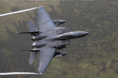 Birleşik Devletler Hava Kuvvetleri 'nden McDonnell Douglas F-15E Strike Eagle 492d Savaş Filosu 48. avcı uçağı RAF Lakenheath uçakları 4 Eylül 2024' te Birleşik Krallık Dolgellau Spur Mach döngüsünü geçti.