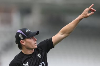 İngiltere 'den Matthew Potts 3. Rothesay Test Maçı' nda İngiltere - Sri Lanka maçı sırasında 6 Eylül 2024 'te Londra, Kia Oval' da ısınma turunda