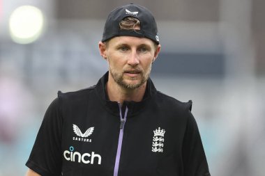 İngiltere 'den Joe Root 3. Rothesay Deneme Maçı' nda İngiltere - Sri Lanka maçı sırasında 6 Eylül 2024 'te Londra, Kia Oval' da ısınma turunda.