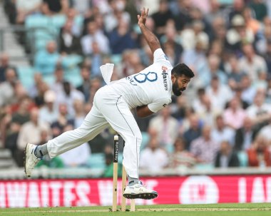 Sri Lanka 'dan Lahiru Kumara, topu 3. Rothesay Test Maçı' nda veriyor. İngiltere - Sri Lanka maçı, 6 Eylül 2024, Kia Oval, Londra