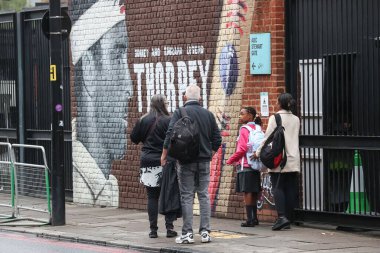 3. Rothesay Deneme Maçı sırasında Kia Oval 'ın dışındaki duvarda asılı Graham Thorpe duvar resmi. İngiltere - Sri Lanka maçı. Kia Oval, Londra, 6 Eylül 2024