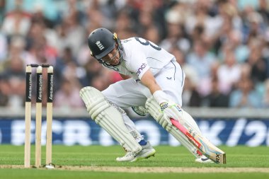 İngiltere 'den Ollie Pope, 3. Rothesay Deneme Maçı' nda, 6 Eylül 2024 'te Kia Oval, Londra' da İngiltere-Sri Lanka karşılaşmasında üç koşu yaptı.