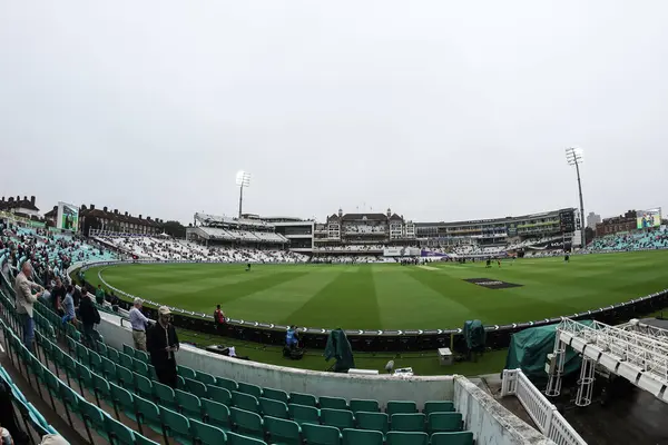 3. Rothesay Deneme Maçı 'nda Londra üzerinde çok sisli bir hava vardı. İngiltere - Sri Lanka maçı, 6 Eylül 2024, Kia Oval, Londra.