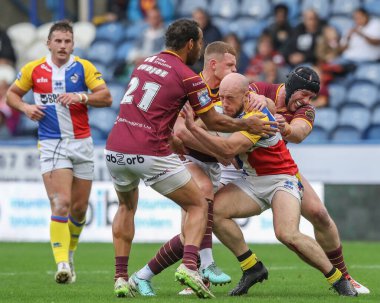 Lee Kershaw, Huddersfield Giants 'tan Leroy Cudjoe, Chris Hill ve Olly Russell tarafından oynanan Betfred Süper Lig 25. Raundda Huddersfield Giants, Londra Broncos' a karşı John Smith Stadyumu, Huddersfield, Birleşik Krallık, 8 Eylül 2024