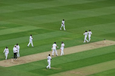 İngiltere 'nin Ollie Pope' u, İngiltere 'nin Kia Oval, Londra, İngiltere' de 6 Eylül 2024 'te oynanan 3. Rothesay Deneme Maçı' nda İngiltere 'nin Joe Kökü ile birlikte yarım yüzyıl (50 koşu) kutluyor.