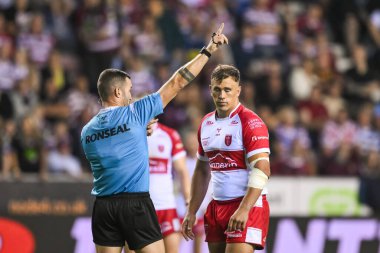 Hakem Jack Smith, Wigan Warriors vs Hull KR maçında Hull KR 'dan Jai Whitbread' e sarı kart verdi. Wigan Warriors vs Hull KR, The Brick Community Stadyumu, Wigan, Birleşik Krallık, 6 Eylül 2024