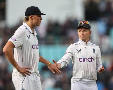 İngiltere 'nin Ollie Pope' u, 3. Rothesay Test Maçı 'nda e47 ile el sıkışıyor. 3. İngiltere - Sri Lanka maçı 8 Eylül 2024' te Londra, Kia Oval 'da.
