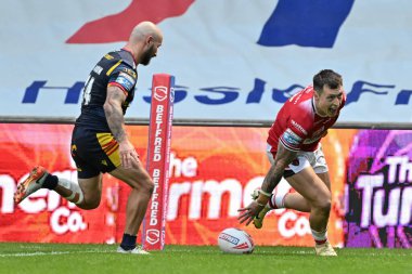 Salford Red Devils takımının Deon Cross 'u Betfred Süper Lig 25. Raundda Salford Red Devils Catalans Dragons' a karşı Salford Community Stadyumu, Eccles, Birleşik Krallık, 7 Eylül 2024 'te oynanan karşılaşmada 24-6 Salford' a gitmeye çalışıyor.